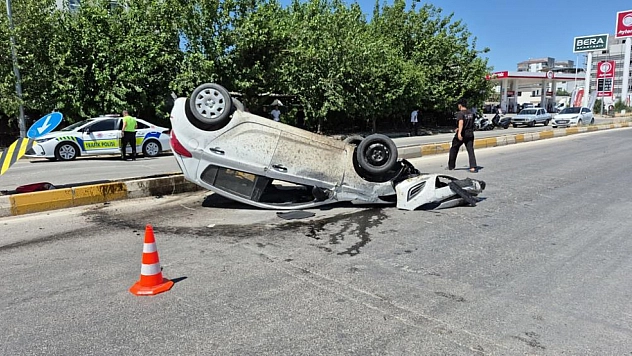Bariyerlere çarpan otomobil takla attı: 1 yaralı