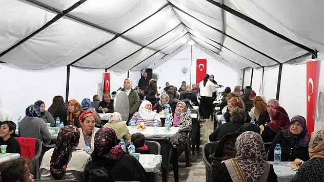 Başkan depremzedelerle iftarda buluştu