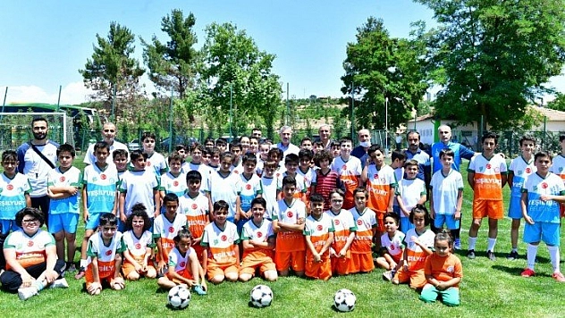 Futbol okulunu ziyaret etti