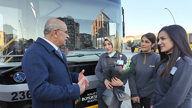 Başkan Er, 8 Mart'ta Kadınlara Çiçekle Jest