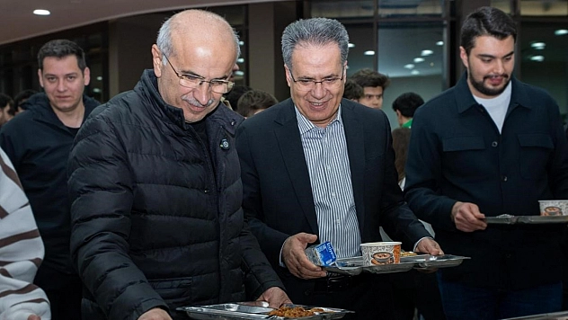 Sahurda öğrencilerle buluştu