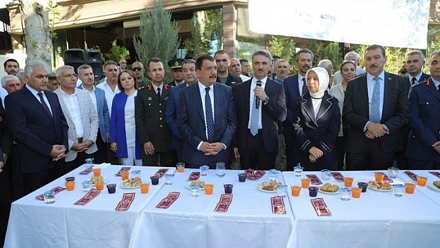 Vatandaşların bayramını kutladı