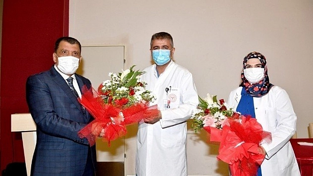 Gürkan'dan hemşirelere çiçek ve hediye