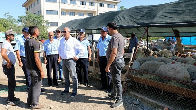 Hayvan pazarını denetledi