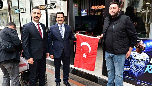 Malatya'da Kanalboyu'nda Türk bayrağı dağıtıldı