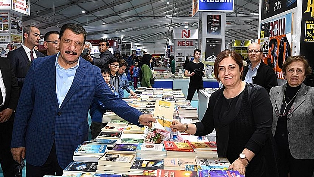 Başkan fuarı gezdi
