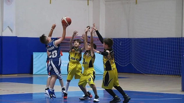 Basketbol turnuvasında şampiyonlar kupalarını aldı