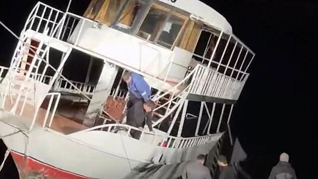 Batan tekne halat yardımıyla kurtarıldı