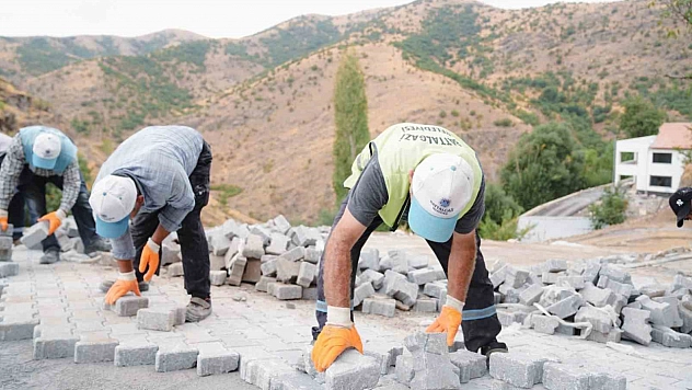 Belediye üretiyor, mahalle yolları yenileniyor