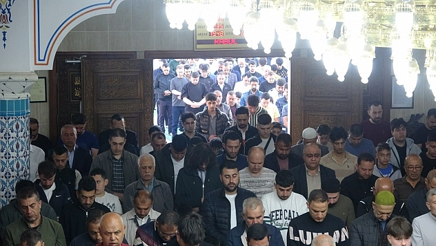 Bayram namazında camiler doldu taştı