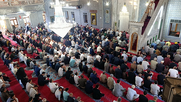 Bayram namazını kılmak için saf tuttular