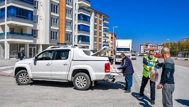 Belediye 50 kuruşa ekmek dağıttı