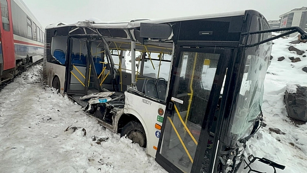 Belediye otobüsü hemzemin geçitte trenle çarpıştı