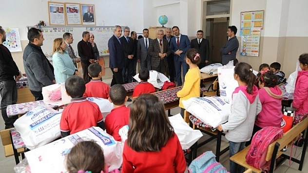 Öğrencilere giyecek yardımı