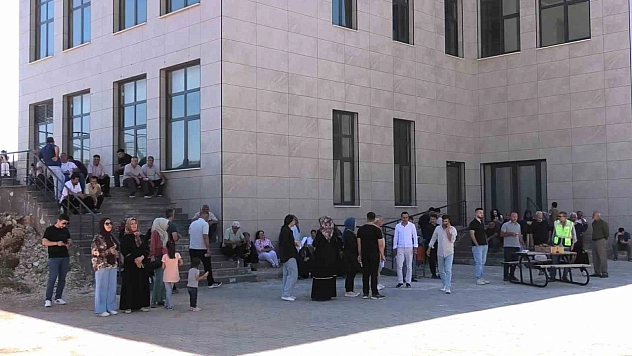 Binlerce aday üniversite için ter döktü