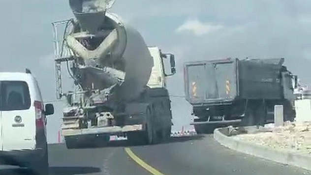 Beton mikseri trafikte kaos yarattı!