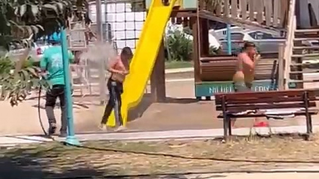 Beton mikserinin altında duş alıp, tazyikli tabanca ile yıkandılar