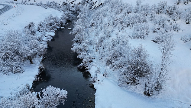 Beyaza bürünen dağ ve ağaçlar göz kamaştırdı