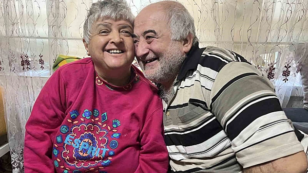 Felçli eşine, 13 yıldır gözü gibi bakıyor