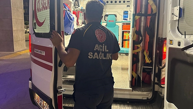 Bıçaklanan genç hastaneye kaldırıldı