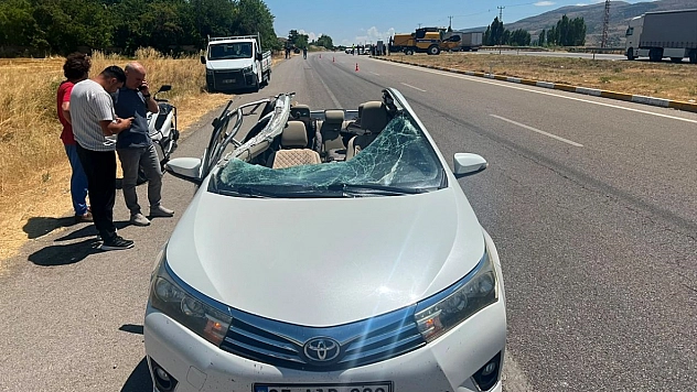 Biçerdöverle otomobil çarpıştı: 3 yaralı