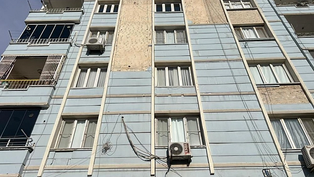 Binadan kopan beton parçası vatandaşın başına düştü