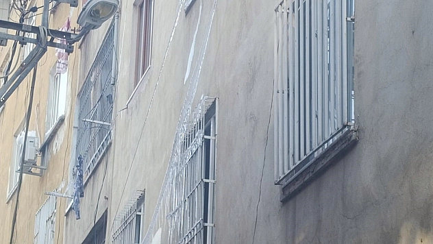 Binadan sarkan buzlar tehlike saçıyor