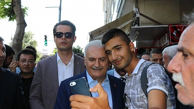 Vatandaşa kayısı dağıttı