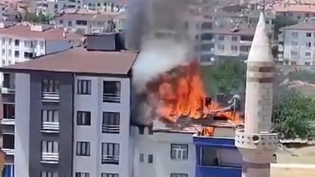 Binanın çatısı alev alev yandı