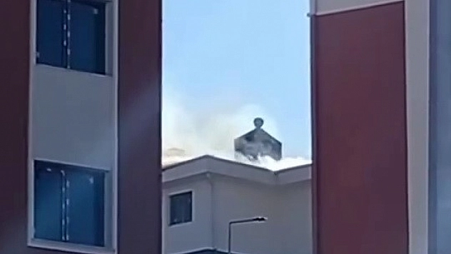 Binanın tepesinde korkutan yangın