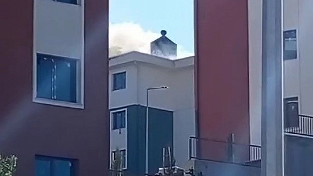 Binanın tepesinde yangın korkuttu