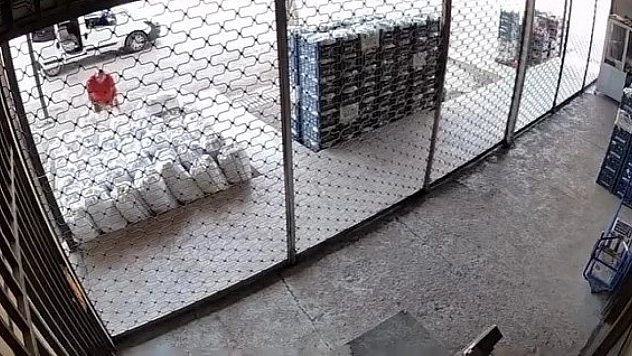 Bir çuval sebzeyi arabasına atıp gitti