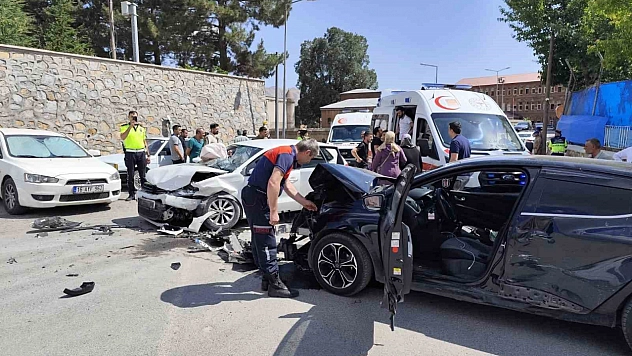 Otomobiller çarpıştı: 10 yaralı