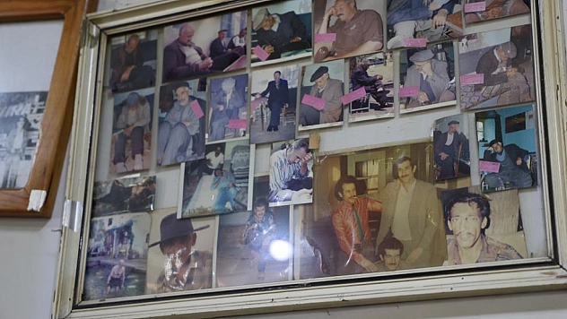Bu kahvehaneye gelen uyuyor