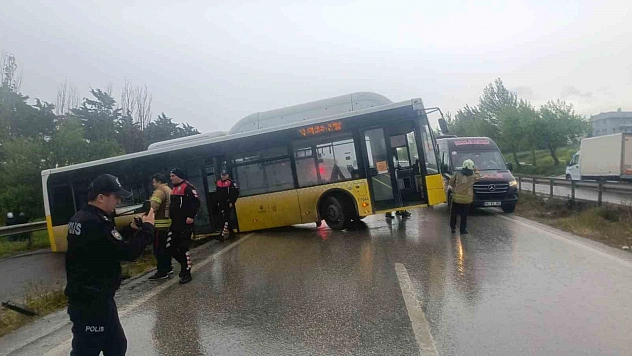 İETT otobüsü bariyerlere çarptı
