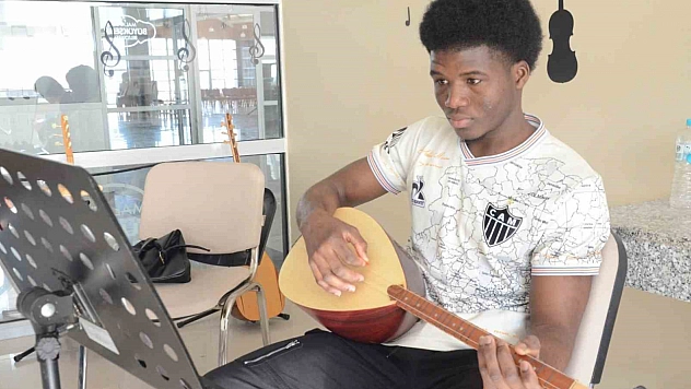 Afrikalı öğrenci Aşık Veysel'in izinde