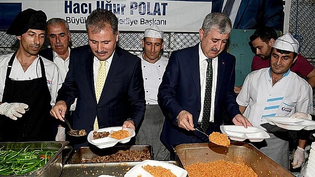 Büyükşehir iftar verdi 