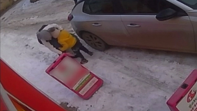 Buzlu yol vatandaşlara zor anlar yaşattı