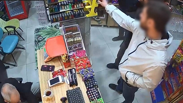 Çakmağı cebe attı, kameraya yakalandı