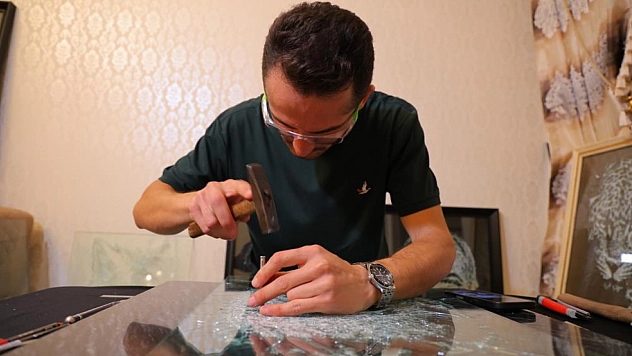 Camı çatlatarak sanat eserine dönüştürüyor