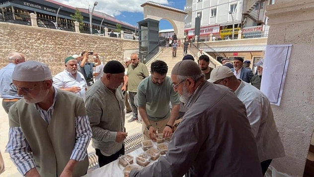 Cami cemaatine aşure ikram edildi