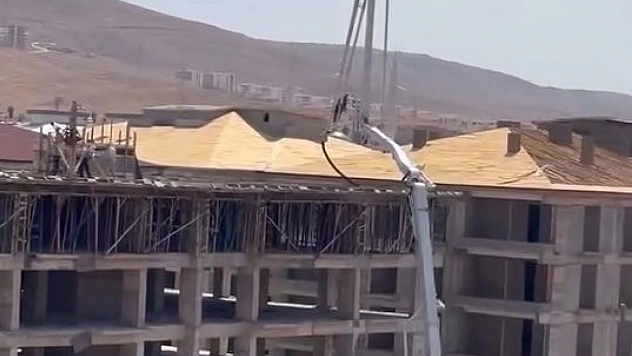 Canını hiçe saydı: Beton pompasını asansör gibi kullandı