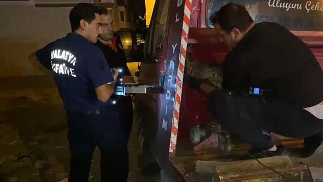 Malatya çekicide mahsur kalan minik canı itfaiye kurtardı