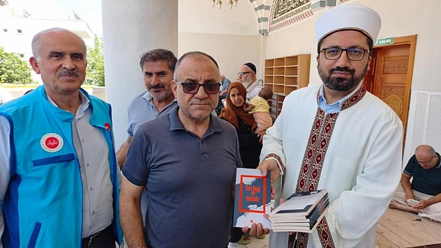 Cemaate aşure ikramı edildi