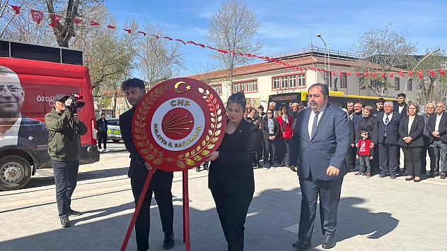 CHP Malatya'dan Atatürk Anıtı'na Anlamlı Çelenk Sunumu