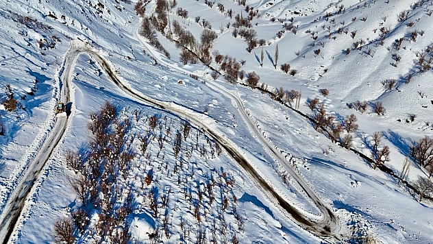 Çığ düşen yol temizlendi