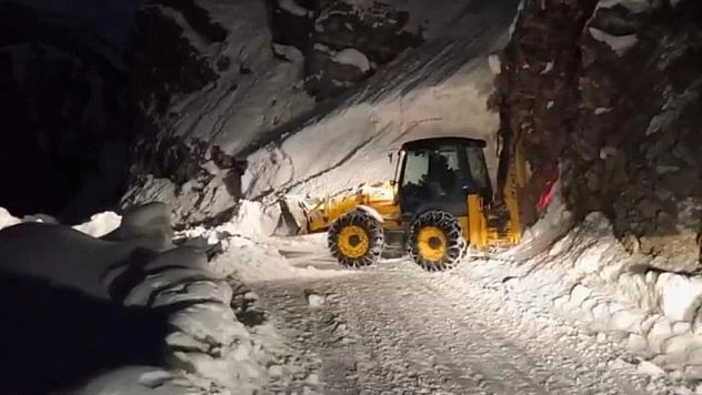 Çığ düşen yol ulaşıma açıldı