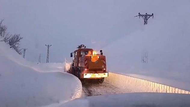 Çığ tehlikesi nedeniyle kapanan yol yeniden açıldı