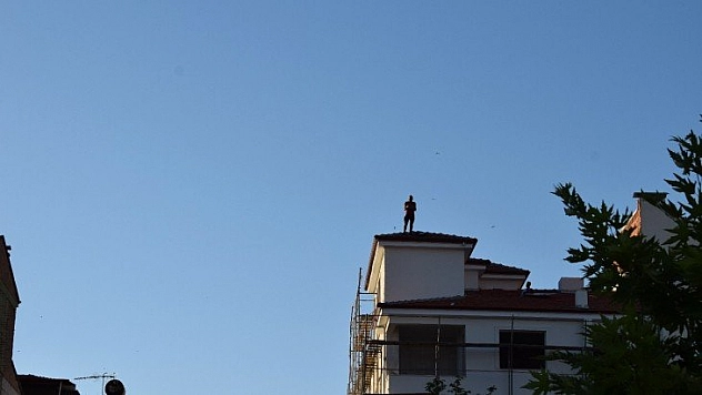 Çıktığı çatıda indi arkadaşını nöbetçi bıraktı