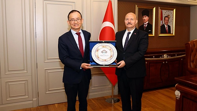 Çin Büyükelçisi Jiang Xuebin, Vali Küçük'ü ziyaret etti